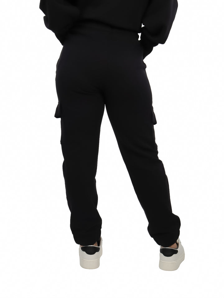Pantalones cargo joggers color negro de la marca DKNY con bolsillos laterales y ajuste slim.