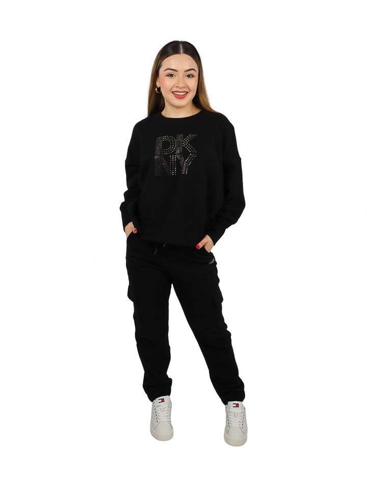 Pantalones cargo joggers color negro de la marca DKNY con bolsillos laterales y ajuste slim.