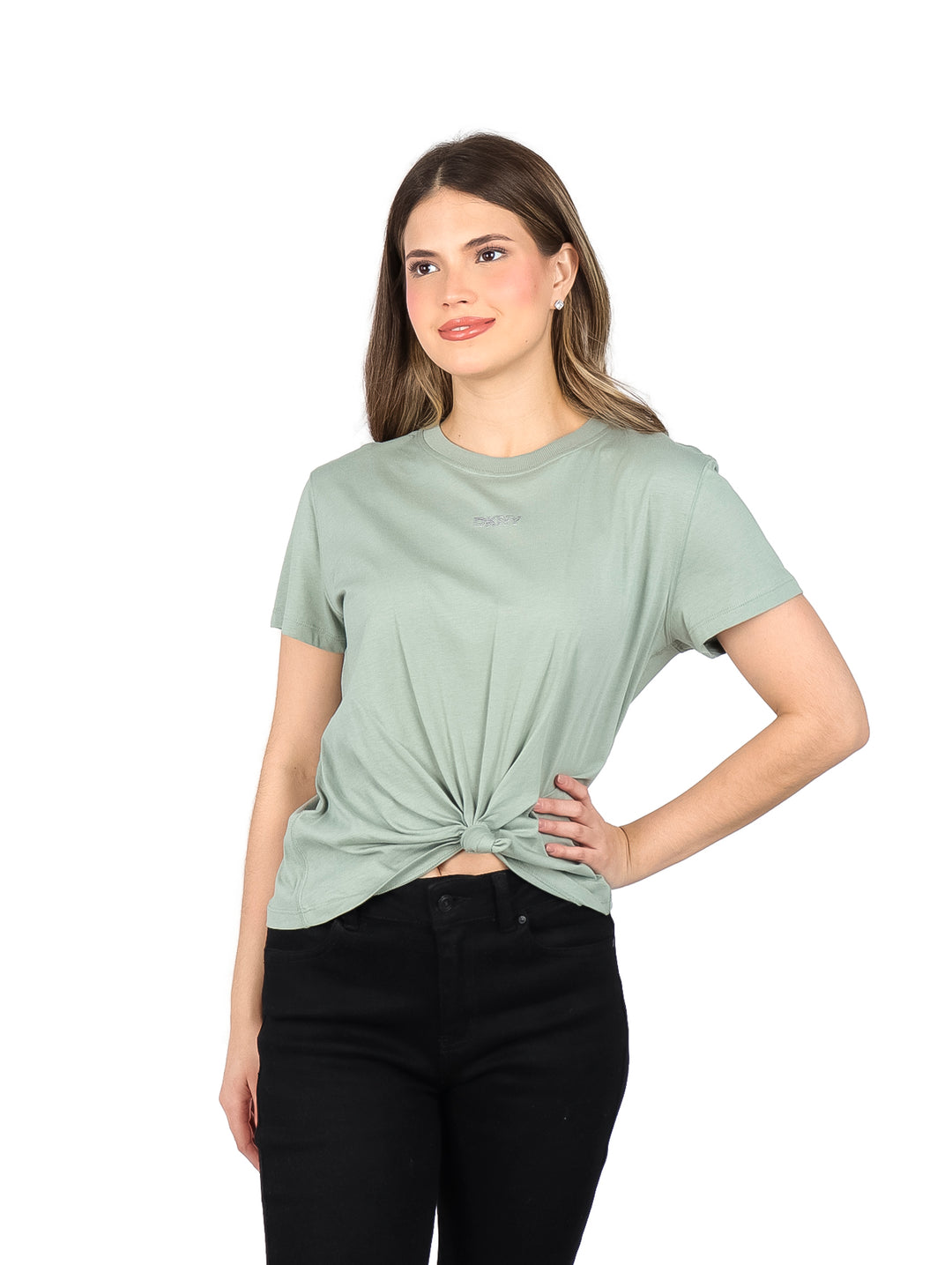 Mujer vistiendo playera color verde claro con detalle de nudo en la parte frontal.