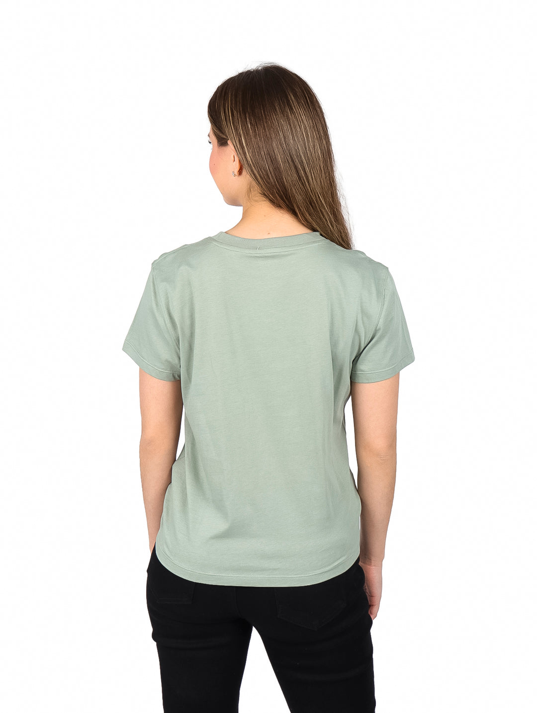 Mujer vistiendo playera color verde claro con detalle de nudo en la parte frontal.