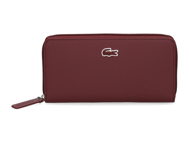 Cartera rectangular color café oscuro con cierre y logotipo de cocodrilo blanco de Lacoste.