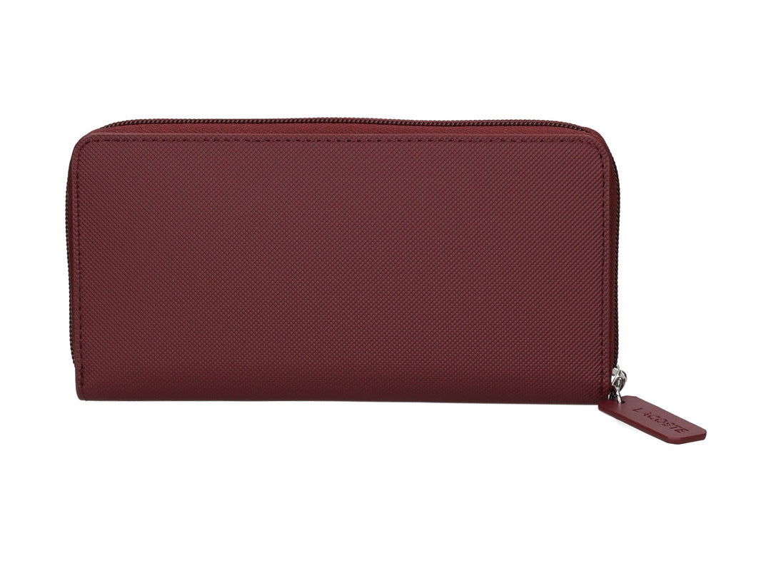 Cartera rectangular color café oscuro con cierre y logotipo de cocodrilo blanco de Lacoste.