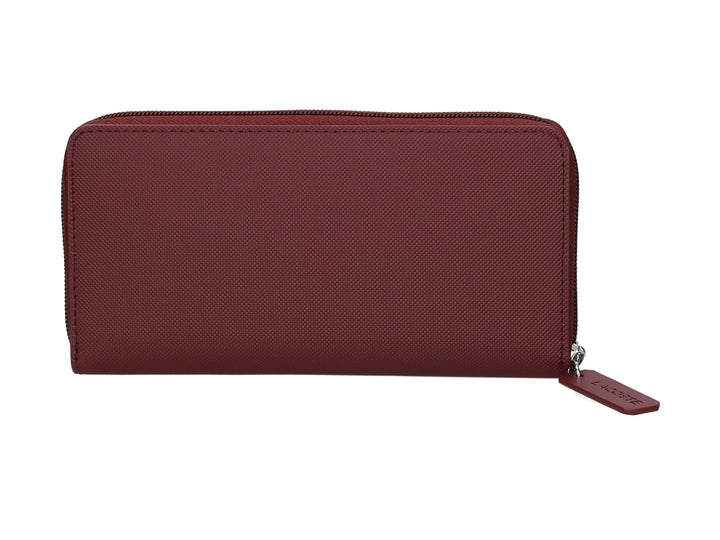 Cartera rectangular color café oscuro con cierre y logotipo de cocodrilo blanco de Lacoste.