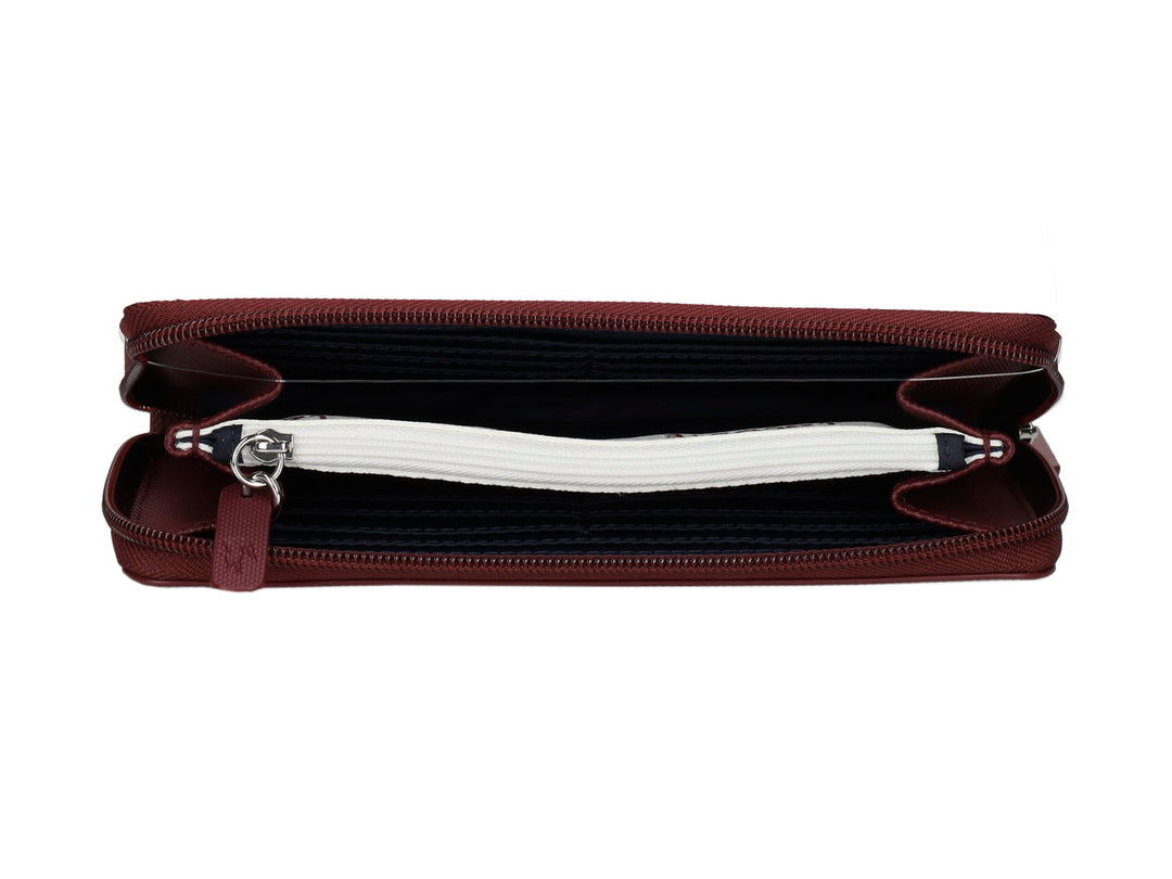 Cartera rectangular color café oscuro con cierre y logotipo de cocodrilo blanco de Lacoste.