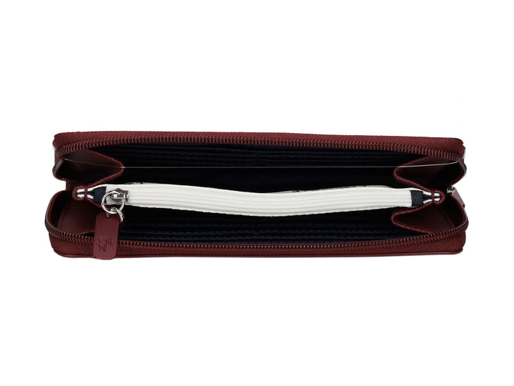 Cartera rectangular color café oscuro con cierre y logotipo de cocodrilo blanco de Lacoste.