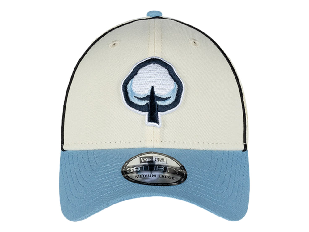 Gorra New Era de color beige con visera azul claro y logotipo bordado en el frente.