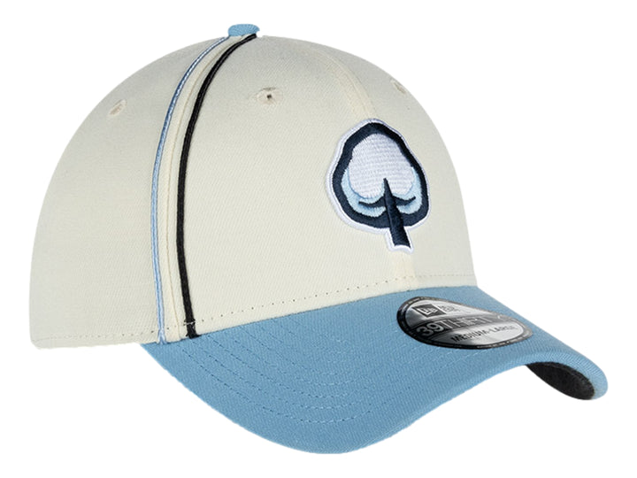 Gorra New Era de color beige con visera azul claro y logotipo bordado en el frente.