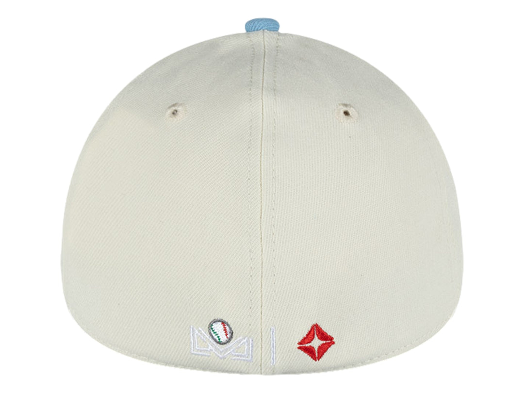Gorra New Era de color beige con visera azul claro y logotipo bordado en el frente.