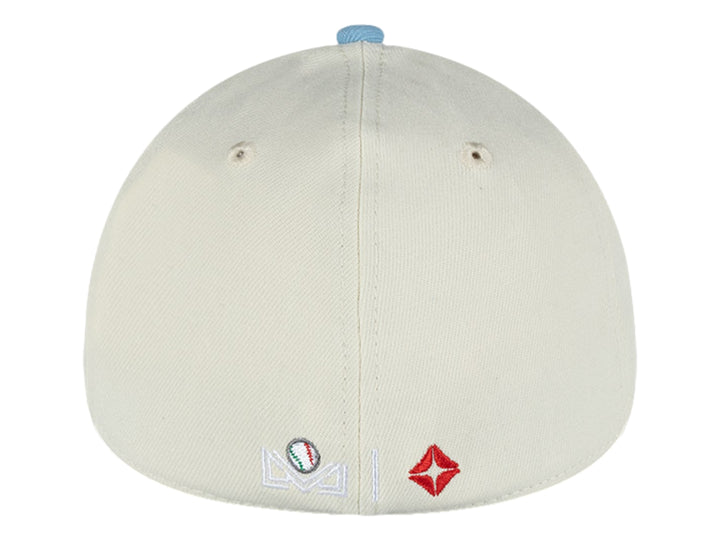 Gorra New Era de color beige con visera azul claro y logotipo bordado en el frente.