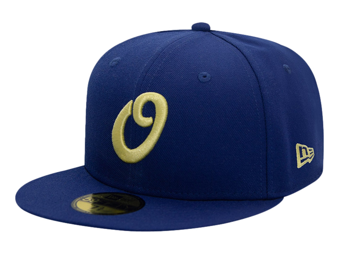 Gorra de béisbol New Era color azul oscuro con logotipo bordado en amarillo en el frente.