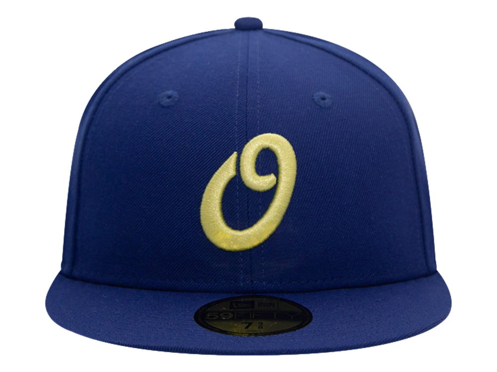 Gorra de béisbol New Era color azul oscuro con logotipo bordado en amarillo en el frente.