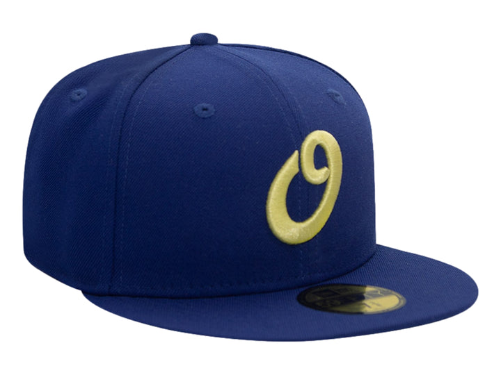 Gorra de béisbol New Era color azul oscuro con logotipo bordado en amarillo en el frente.