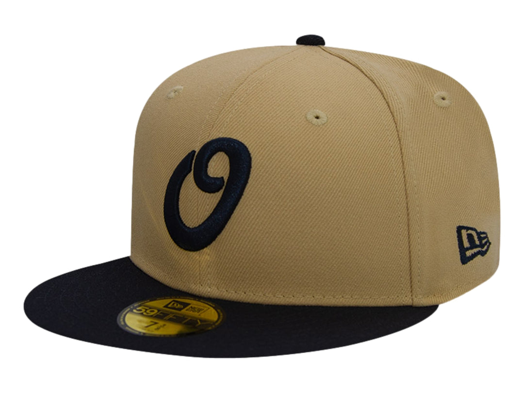 Gorra de béisbol New Era color beige con visera y logotipo frontal en color negro.