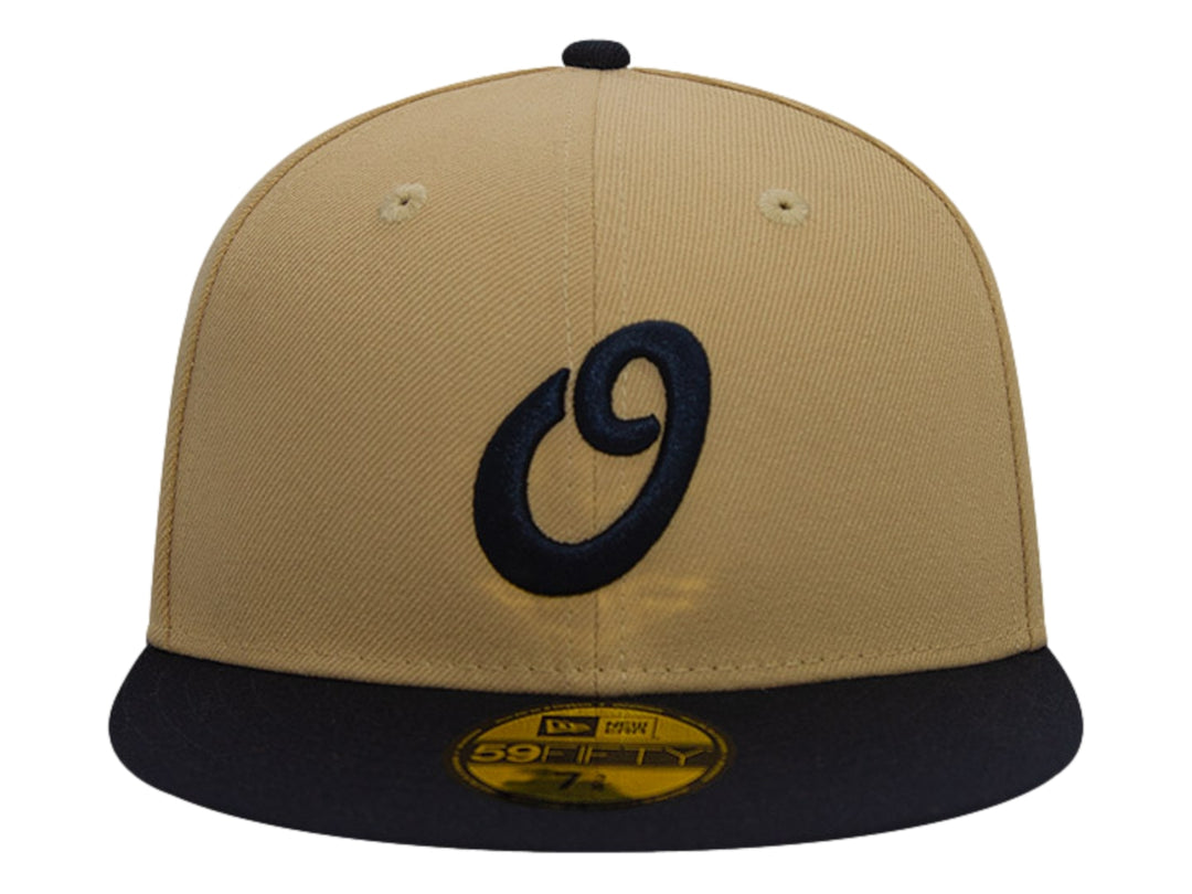 Gorra de béisbol New Era color beige con visera y logotipo frontal en color negro.