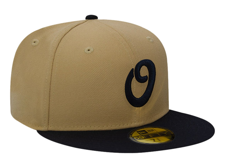 Gorra de béisbol New Era color beige con visera y logotipo frontal en color negro.