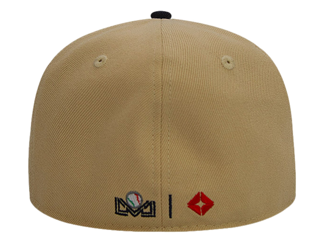 Gorra de béisbol New Era color beige con visera y logotipo frontal en color negro.