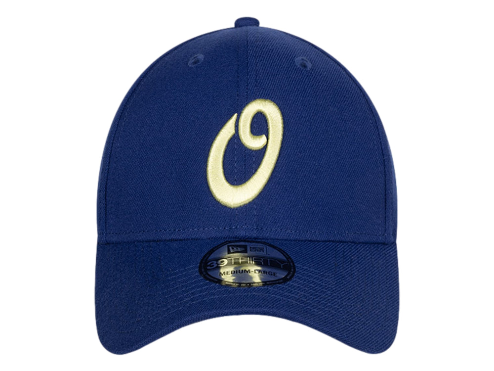 Gorra de béisbol New Era color azul marino con logotipo bordado en amarillo.