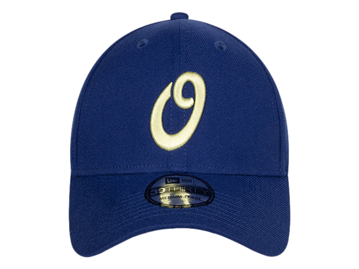 Gorra de béisbol New Era color azul marino con logotipo bordado en amarillo.