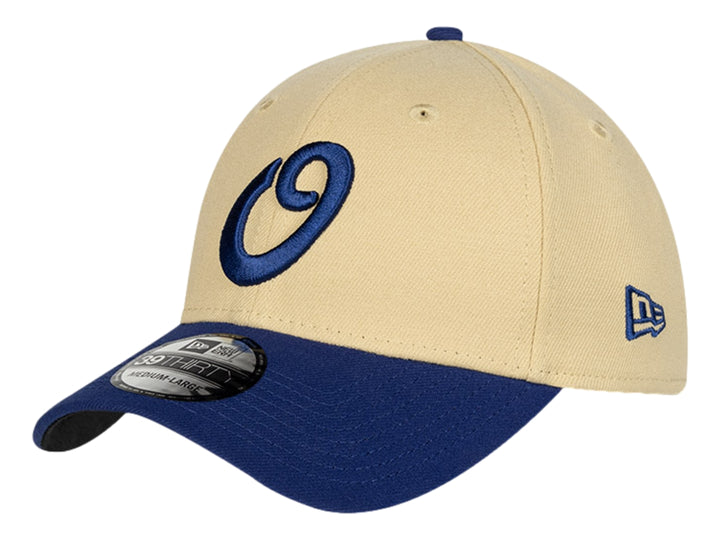 Gorra de béisbol New Era color beige con visera y logotipo bordado en azul.