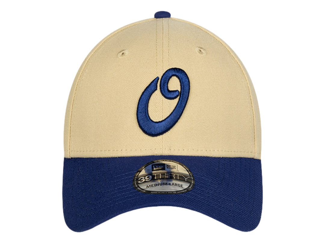Gorra de béisbol New Era color beige con visera y logotipo bordado en azul.