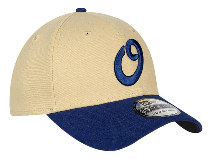 Gorra de béisbol New Era color beige con visera y logotipo bordado en azul.