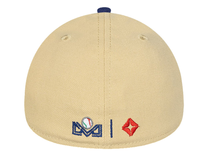 Gorra de béisbol New Era color beige con visera y logotipo bordado en azul.
