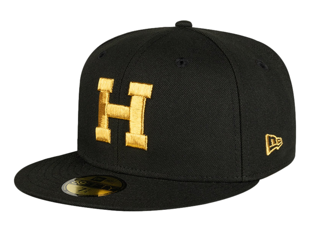 Gorra de béisbol New Era color negro con letra H bordada en dorado en el frente y visera plana.