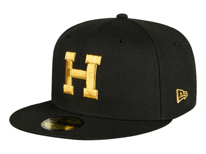 Gorra de béisbol New Era color negro con letra H bordada en dorado en el frente y visera plana.