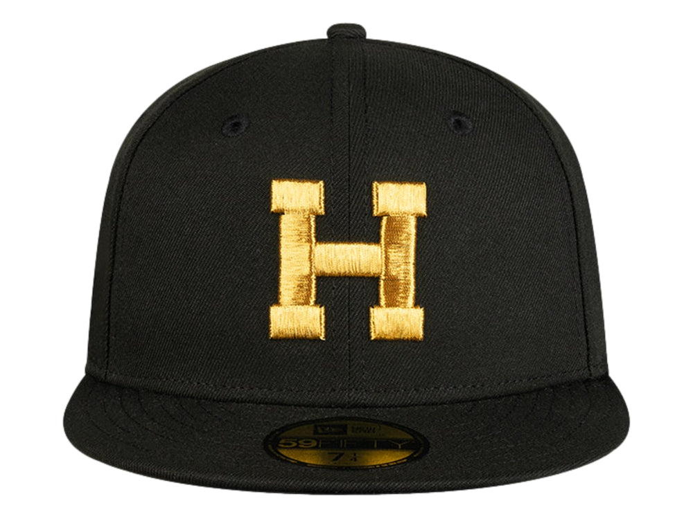 Gorra de béisbol New Era color negro con letra H bordada en dorado en el frente y visera plana.