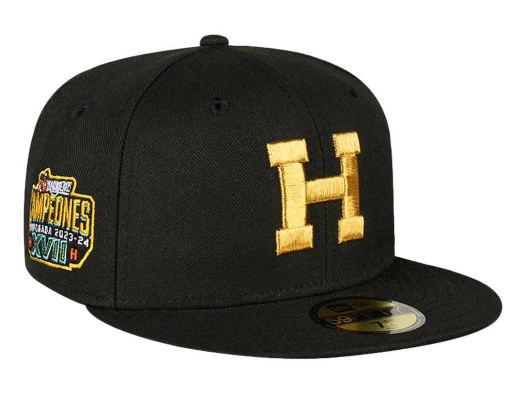 Gorra de béisbol New Era color negro con letra H bordada en dorado en el frente y visera plana.