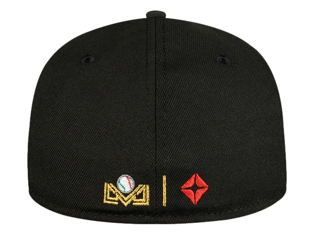Gorra de béisbol New Era color negro con letra H bordada en dorado en el frente y visera plana.