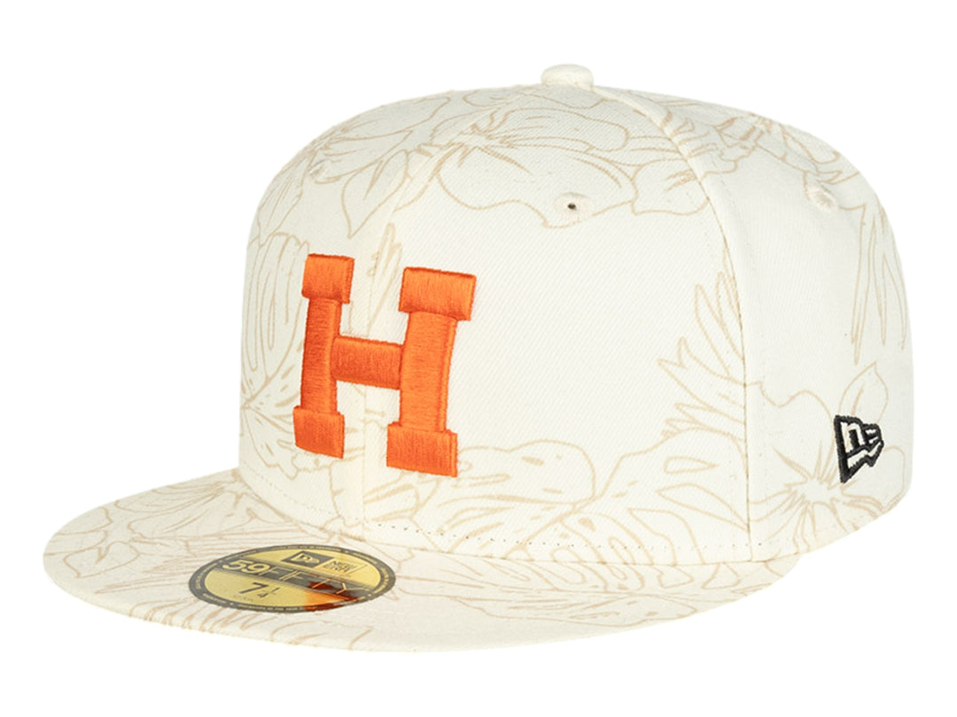 Gorra de béisbol blanca con estampado floral y letra H naranja bordada al frente.