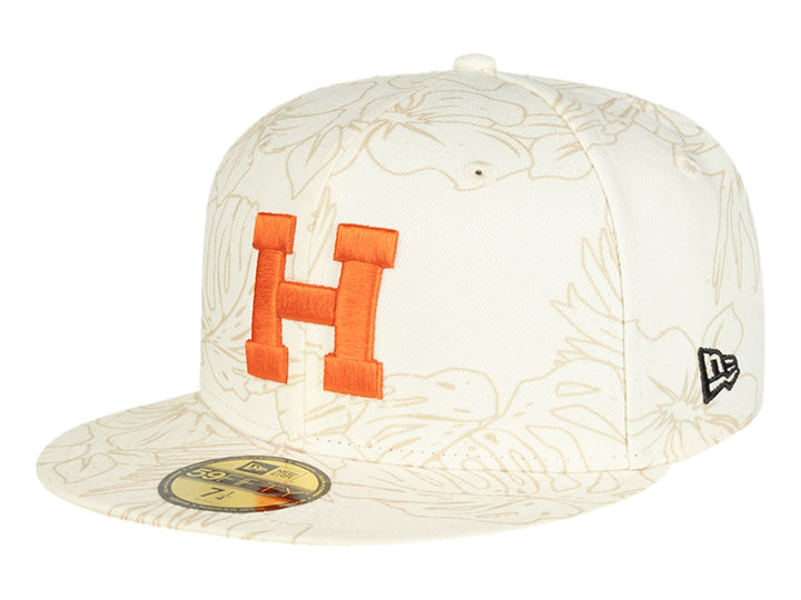 Gorra de béisbol blanca con estampado floral y letra H naranja bordada al frente.