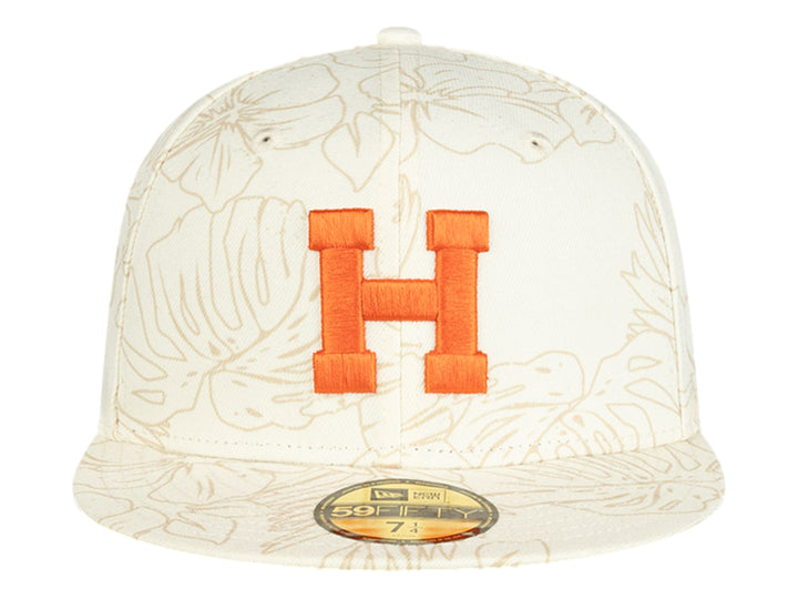 Gorra de béisbol blanca con estampado floral y letra H naranja bordada al frente.