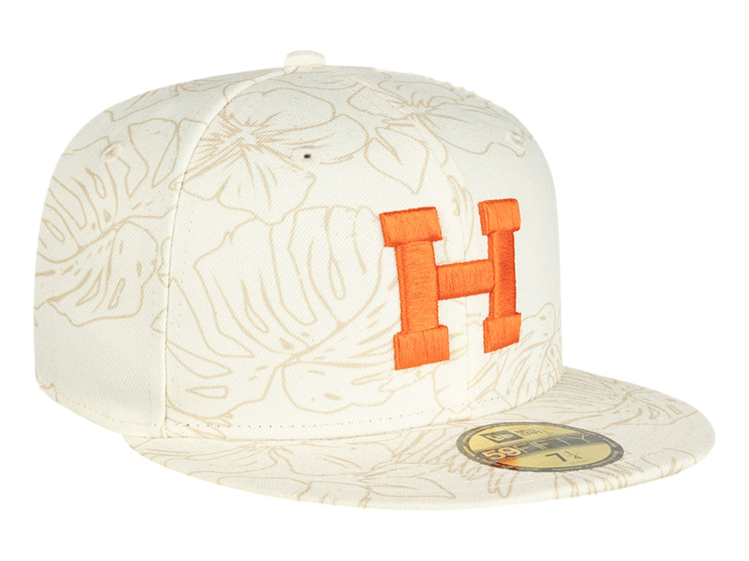 Gorra de béisbol blanca con estampado floral y letra H naranja bordada al frente.