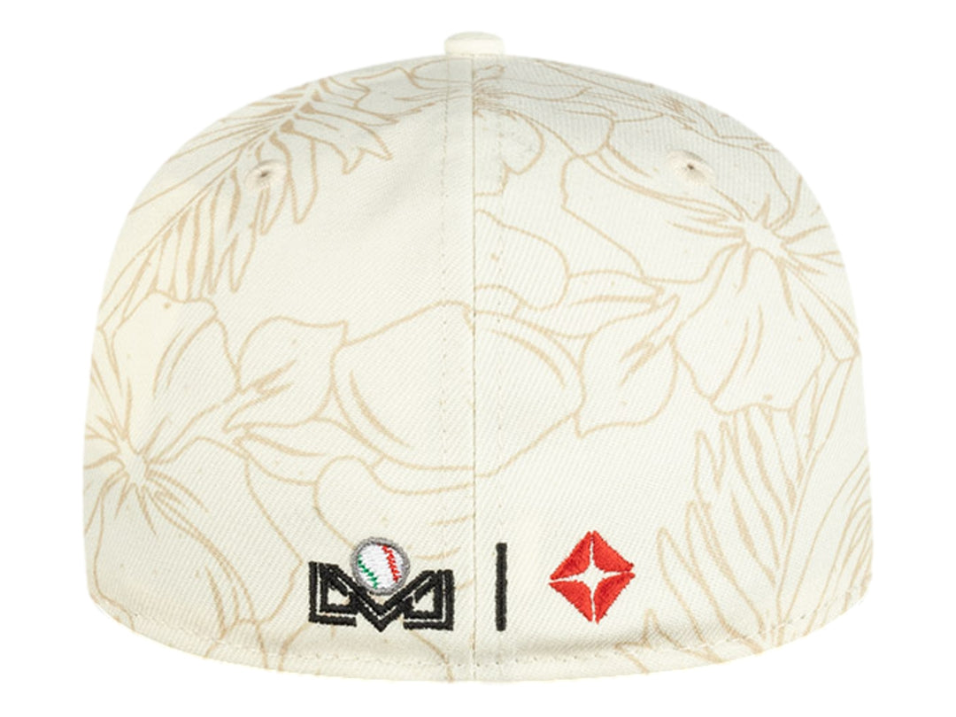 Gorra de béisbol blanca con estampado floral y letra H naranja bordada al frente.