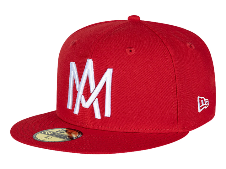 Gorra New Era de color rojo con visera plana y letras bordadas en blanco en el frente.