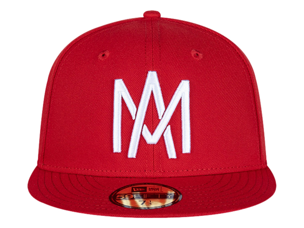Gorra New Era de color rojo con visera plana y letras bordadas en blanco en el frente.