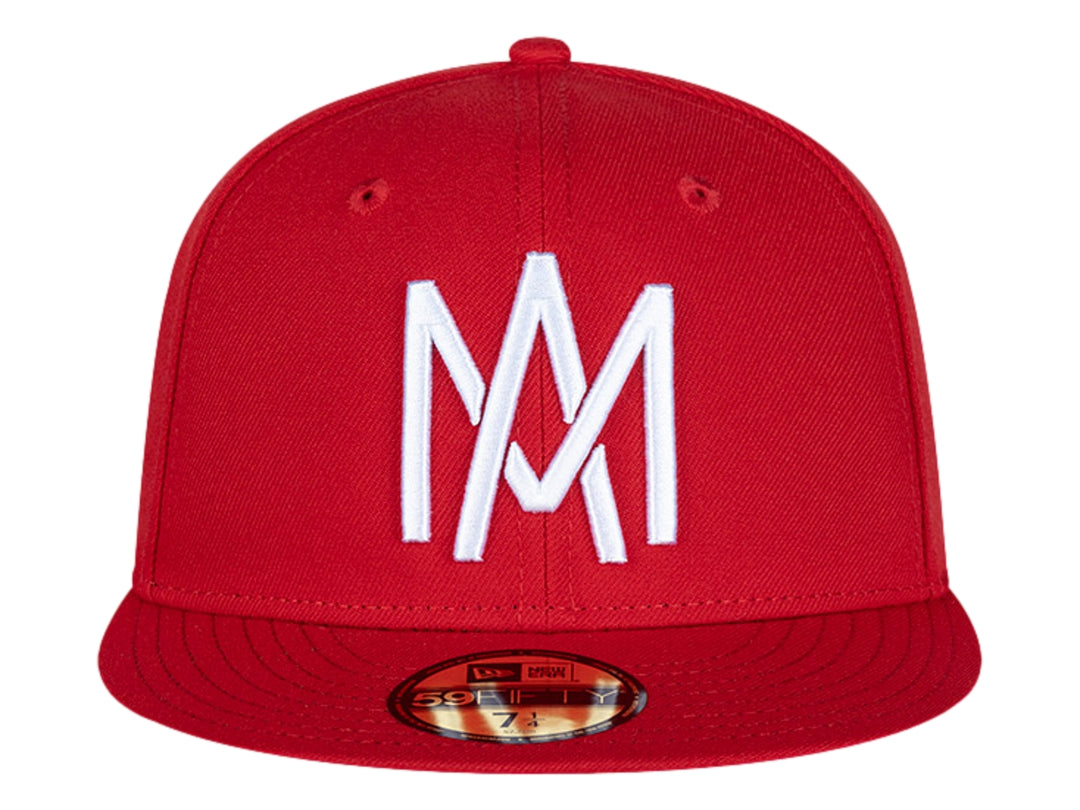 Gorra New Era de color rojo con visera plana y letras bordadas en blanco en el frente.