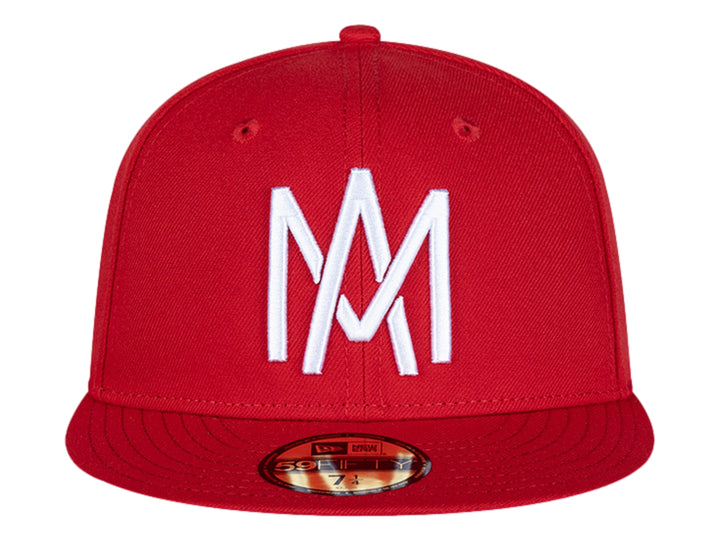 Gorra New Era de color rojo con visera plana y letras bordadas en blanco en el frente.