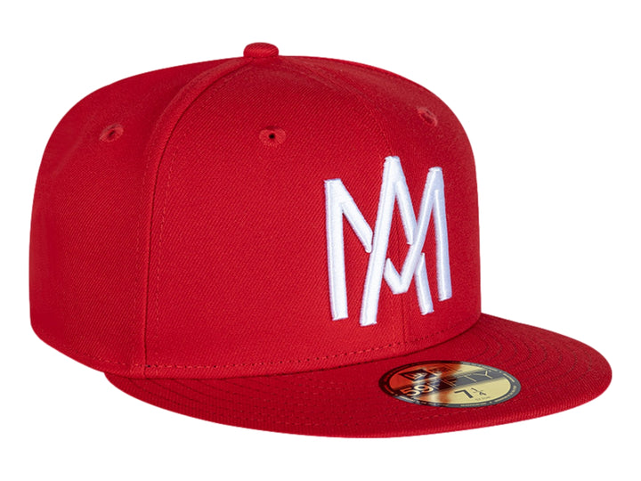 Gorra New Era de color rojo con visera plana y letras bordadas en blanco en el frente.