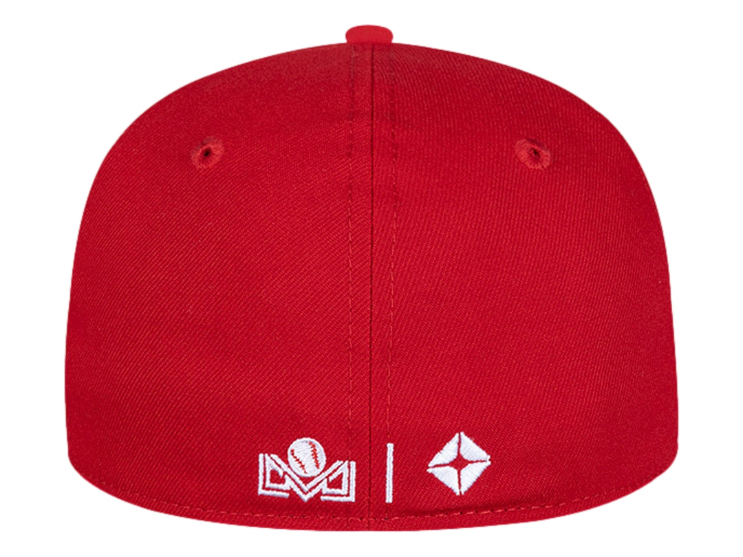 Gorra New Era de color rojo con visera plana y letras bordadas en blanco en el frente.