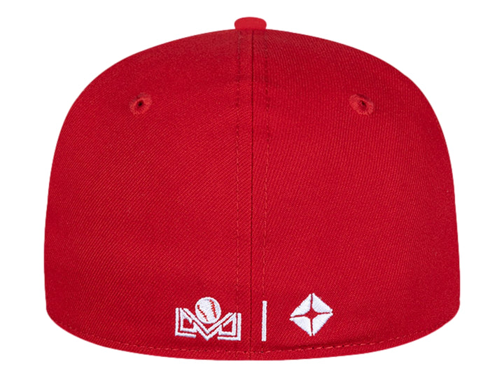 Gorra New Era de color rojo con visera plana y letras bordadas en blanco en el frente.