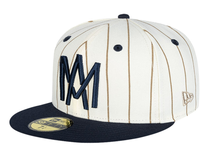 Gorra New Era blanca con rayas cafés, visera azul marino y letras MM bordadas en el frente.