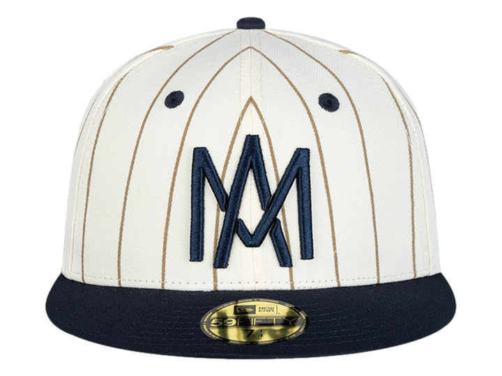 Gorra New Era blanca con rayas cafés, visera azul marino y letras MM bordadas en el frente.