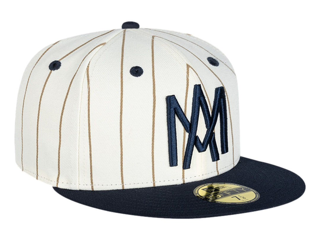 Gorra New Era blanca con rayas cafés, visera azul marino y letras MM bordadas en el frente.