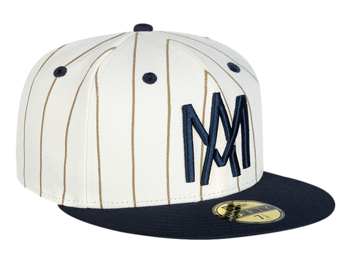 Gorra New Era blanca con rayas cafés, visera azul marino y letras MM bordadas en el frente.