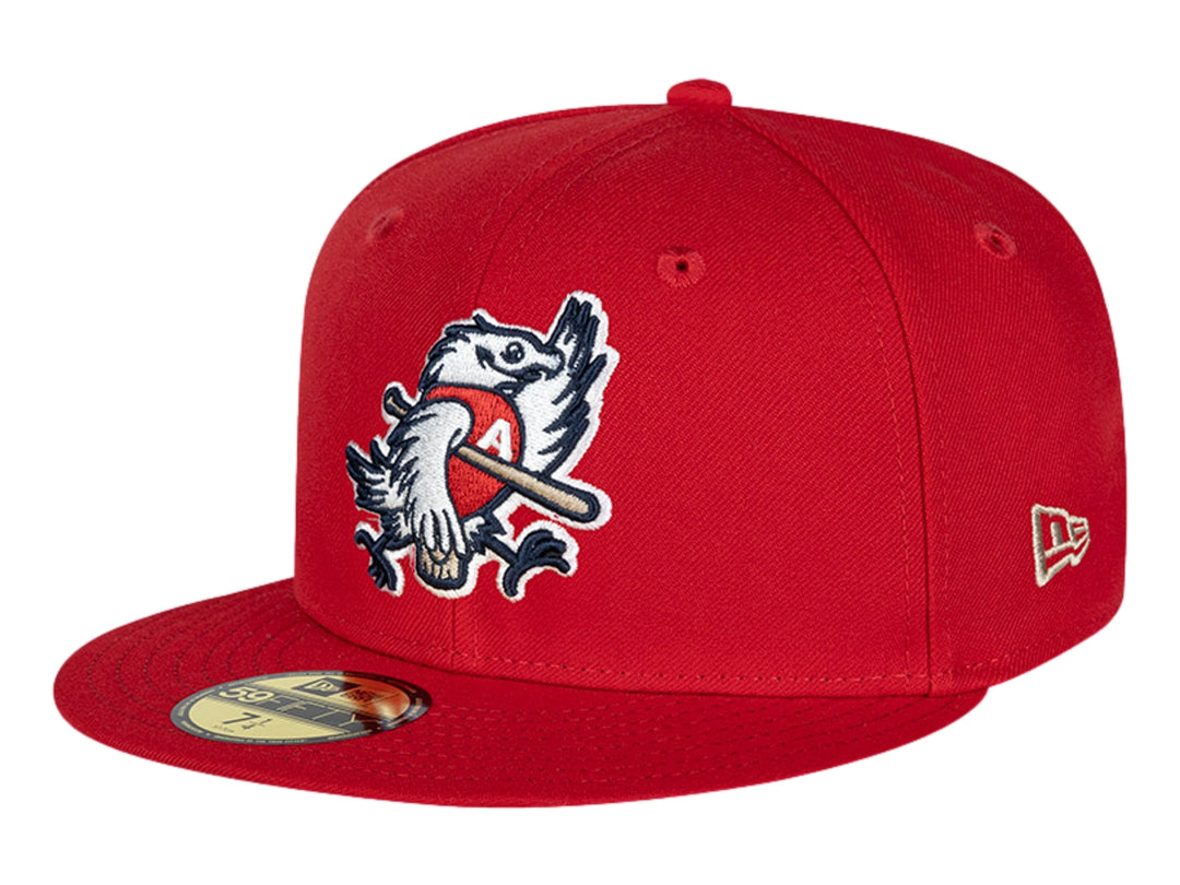 Gorra de béisbol New Era color rojo con visera plana y bordado de mascota en la parte frontal.