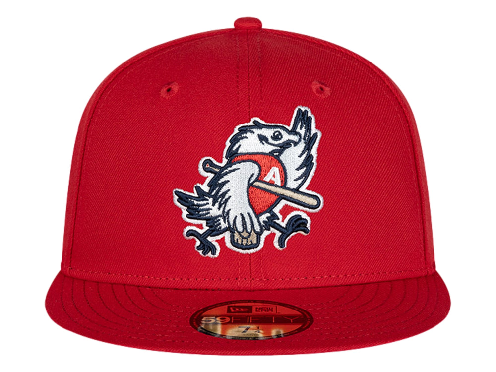 Gorra de béisbol New Era color rojo con visera plana y bordado de mascota en la parte frontal.