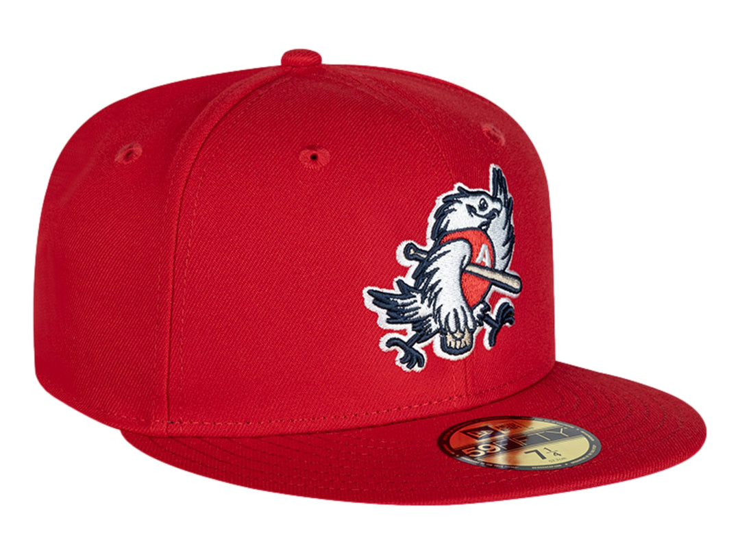 Gorra de béisbol New Era color rojo con visera plana y bordado de mascota en la parte frontal.